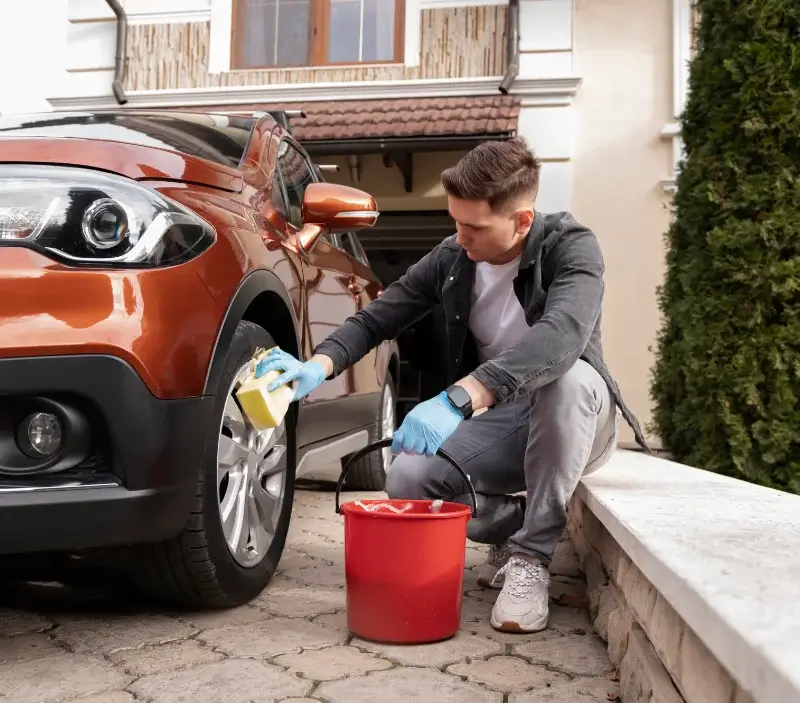 Lavage auto à domicile Montaren-et-Saint-Médiers : professionnel intervenant sur un véhicule